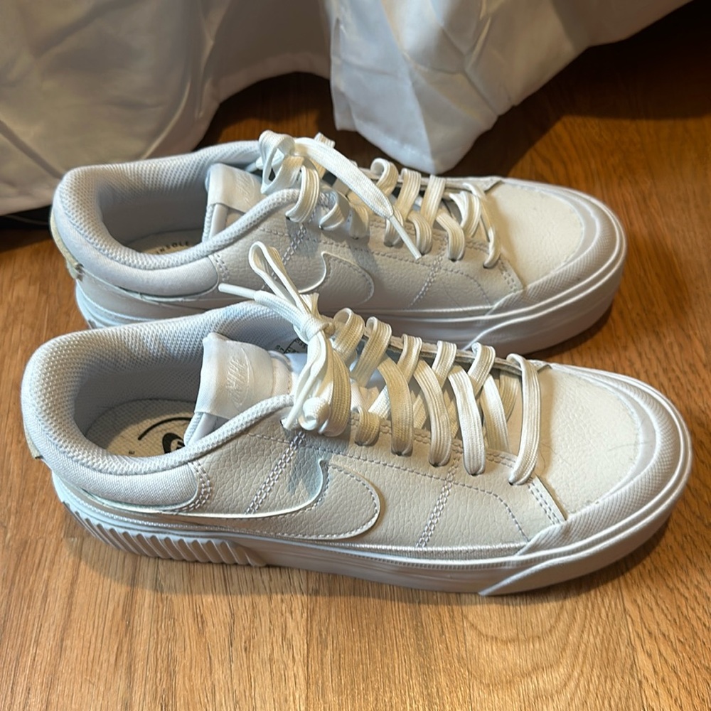Nike court legacy women’s NWOT